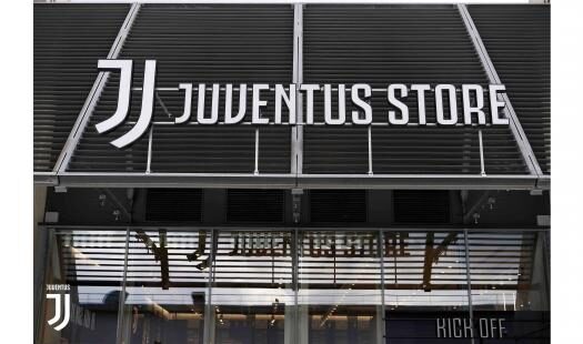 Insegna Juventus Store posta all'esterno del negozio ufficiale Juventus