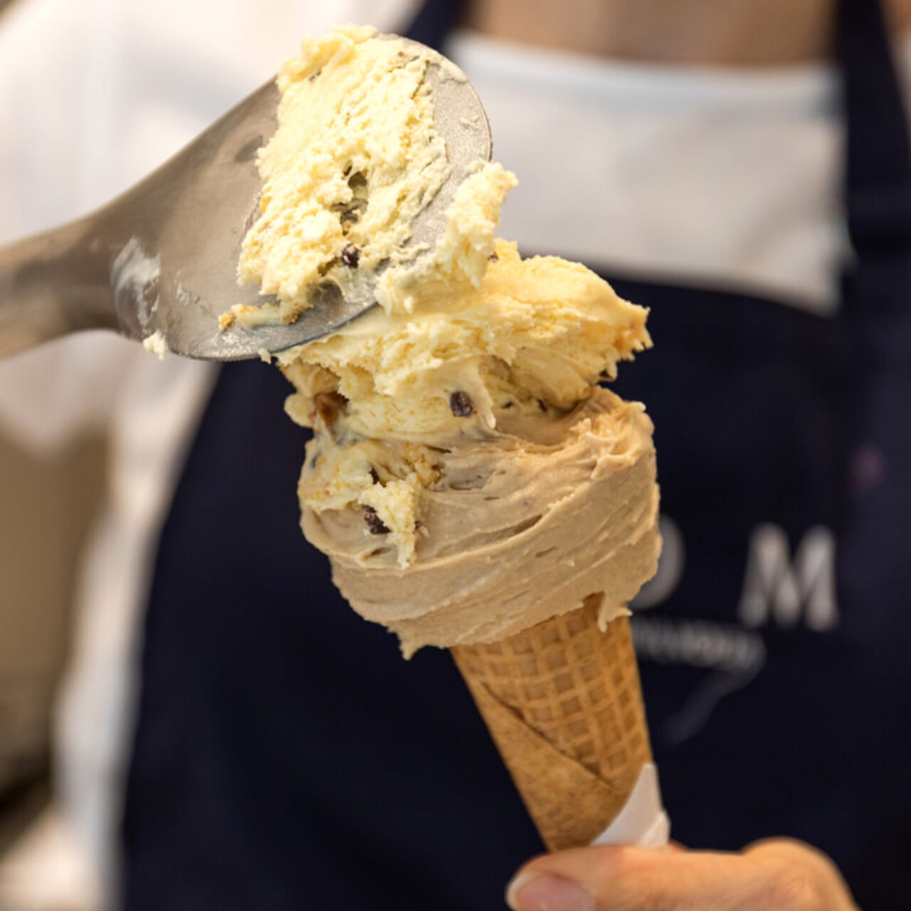 commessa si attinge a fare un cono gelato artigianale