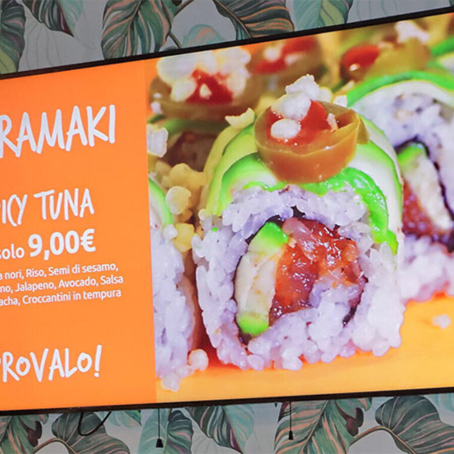 display su parete con menu sushi in locale bomaki