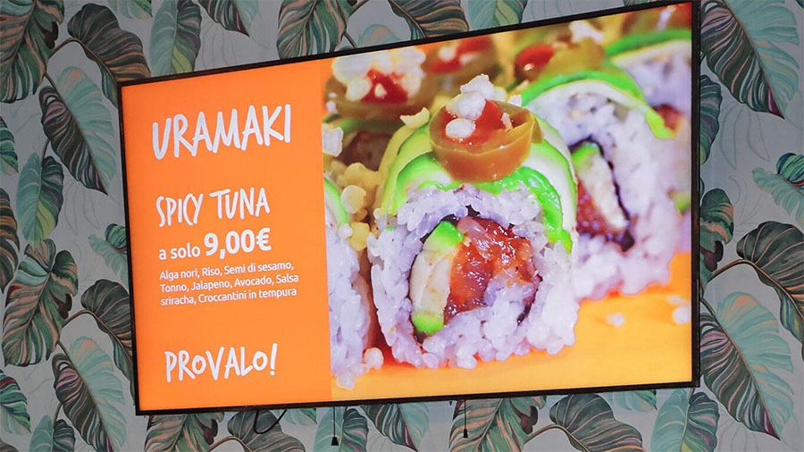 display su parete con menu sushi in locale bomaki