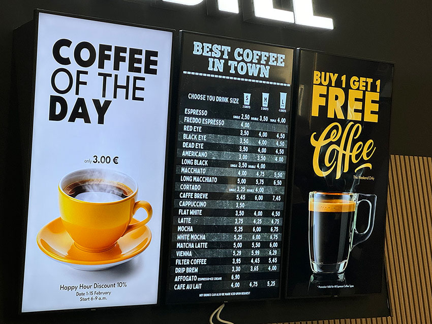 display digital signage a muro con immagini di menu bar con tazza caffè