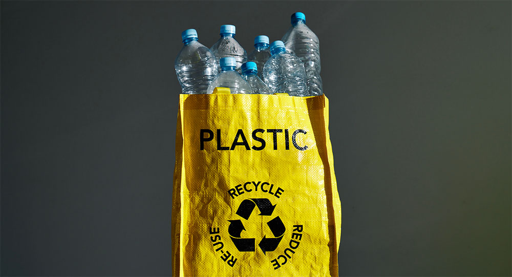 borsa gialla per riciclaggio rifiuti di plastica contenente 6 bottiglie di plastica