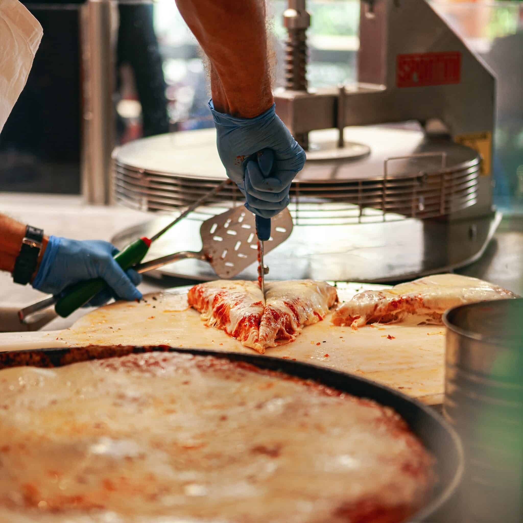 pizza mentre viene tagliata