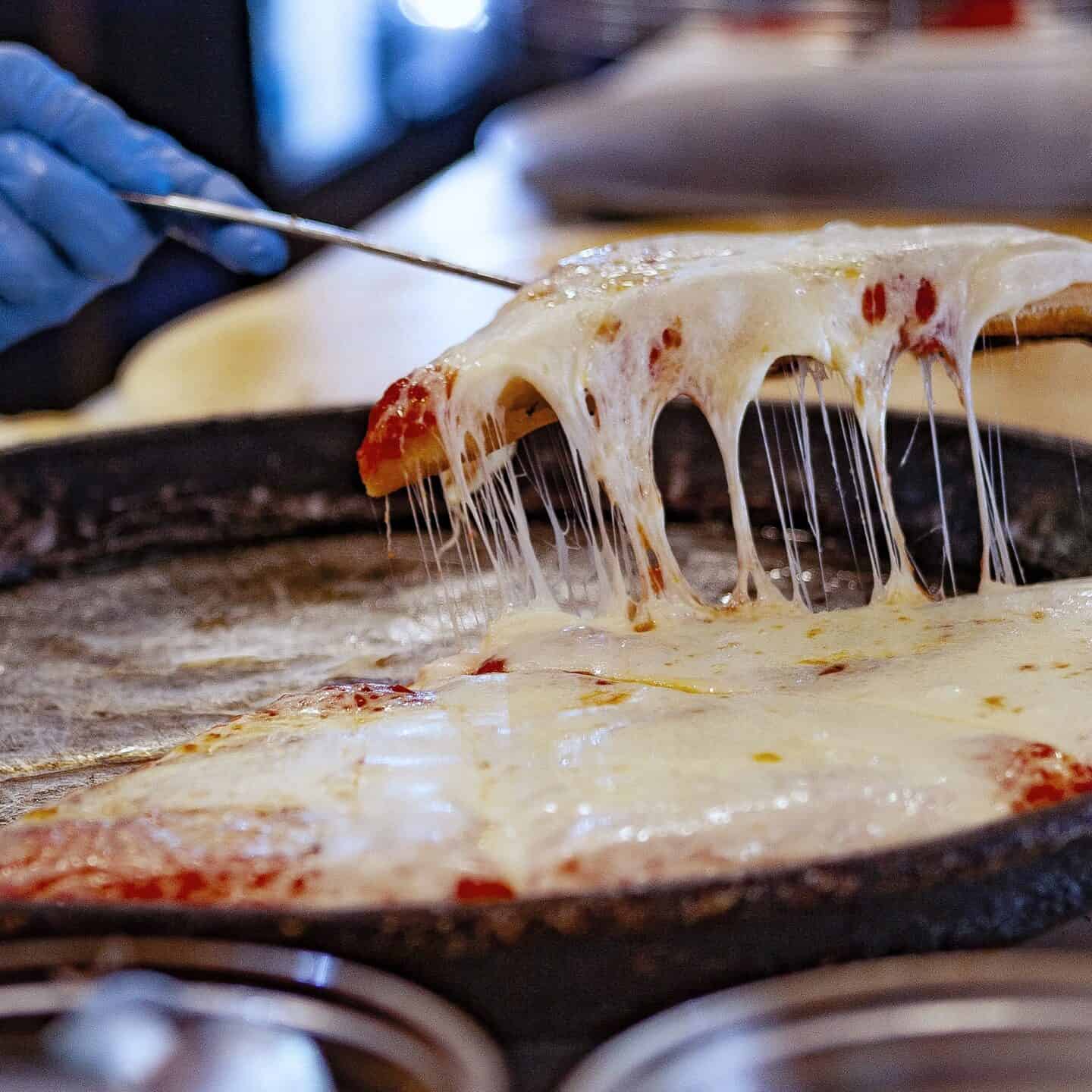 pizza mentre viene tagliata